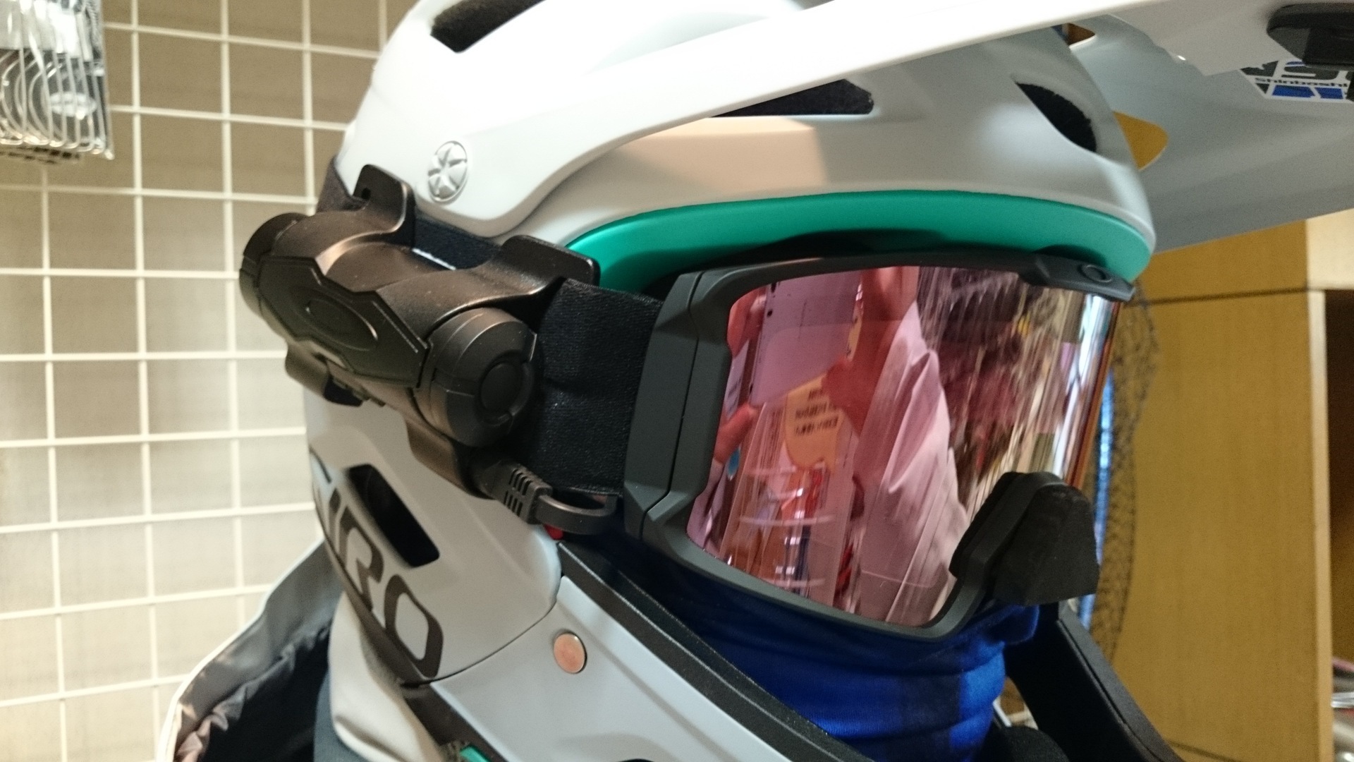 OUTDOOR TECH CHIPS 2.0（スノーボード用ヘルメットとサウンドデバイス